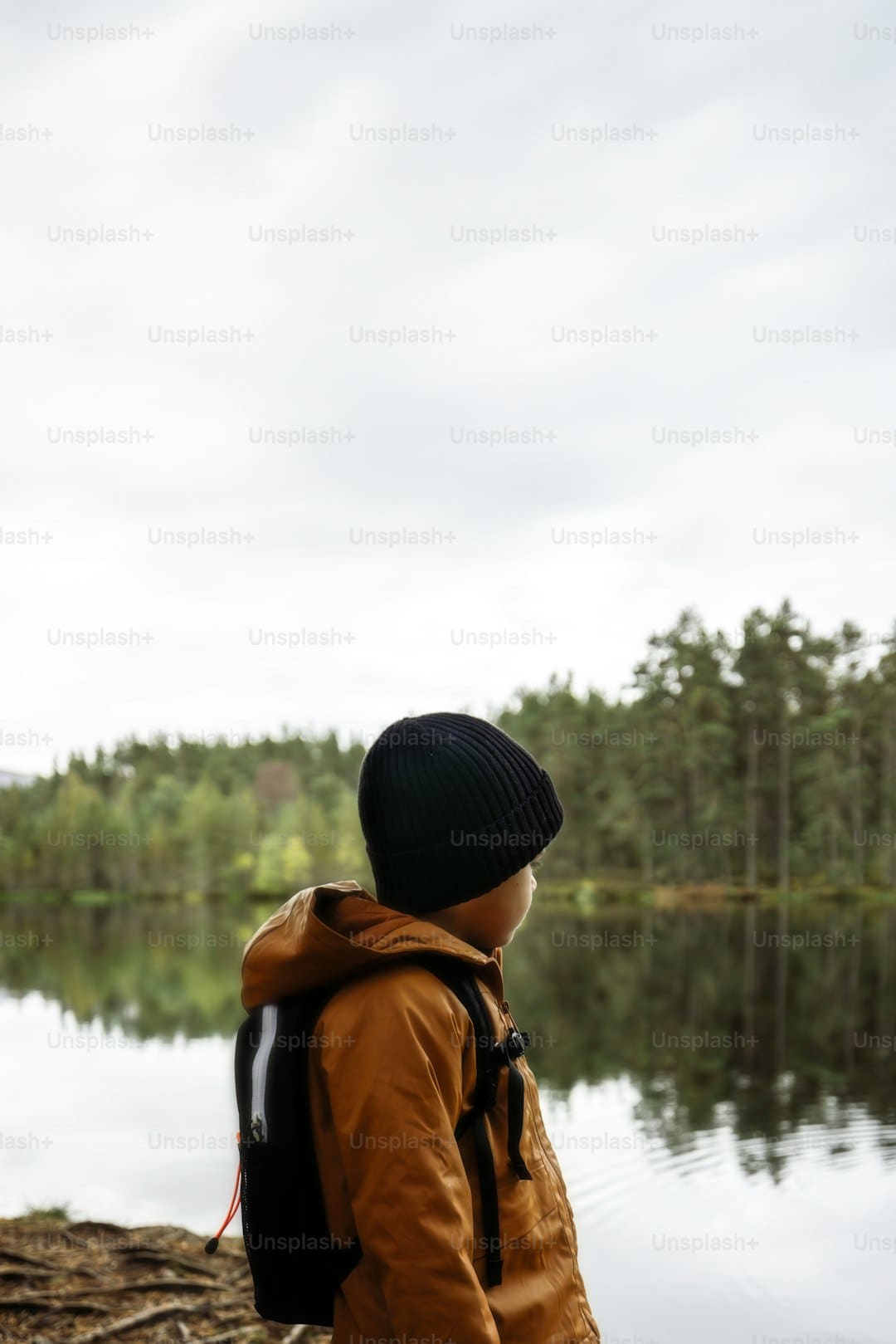 盯着拾荒老人不放,是怜悯?还是想遮羞?